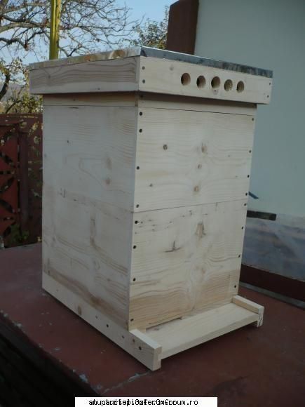 as vrea sa stiu daca cineva mai are modelul asta de stup si a reusit sa ii puna colector de polen si