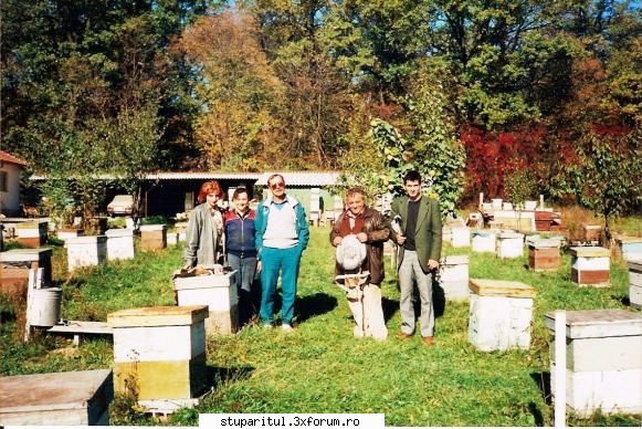 anul 1995 vizita stupina impreuna familia apicultori francezi unde lucrat (am serie poze postate