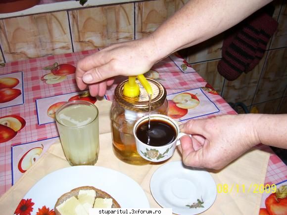 �n pahar este care : apă de izvor, zeamă de ghimbir şi miere după gust.