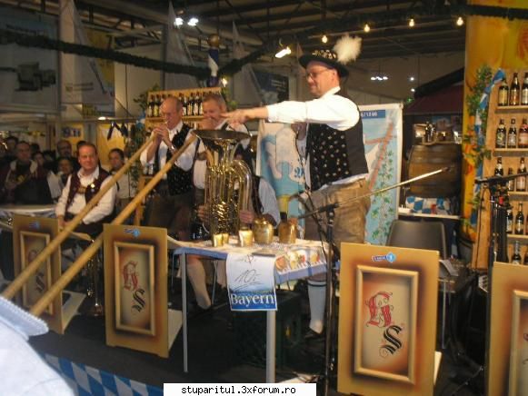 expozitia artizanat milano niste bavarezi care isi promovau berea locala. rafturile sticle din