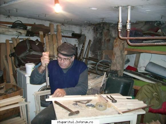 Activitatii in apicultura - Iarna lucrez in beci la asamblat rame - POZE