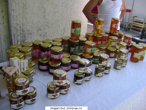 Alt Stupar - Taraba cu produse apicole intr-o piata din - PAGINI PERSONALE ! CINE SUNT EU ?