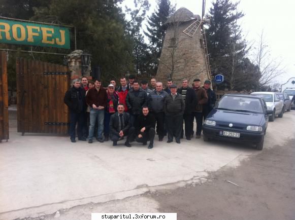 Alte targuri apicole... - Apicultorii timisoreni in fata hanului - CALENDAR APICOL - EVENIMENTE APICOLE