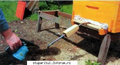 Aparat tratament cu acid oxalic - 5. aplicarea tratamentului circa 2 minute stup - POZE