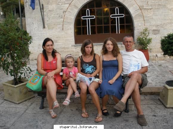 Apicultura.Cum arata? Cum o vedem? - Duc fata aia mare (cea de langa mine in poza) - INTRETINEREA ALBINELOR