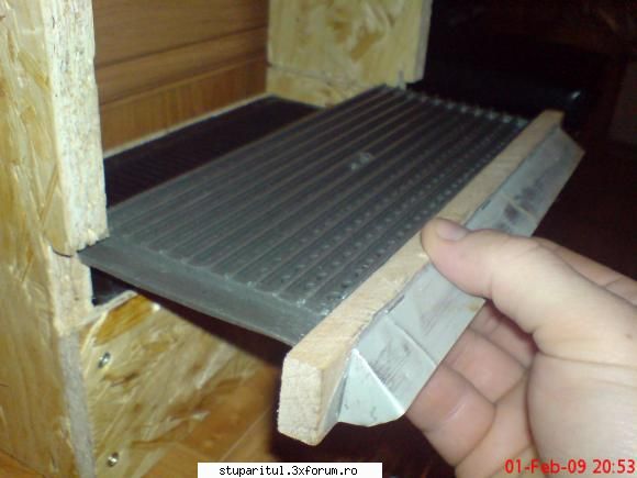 Colector de polen experimental - Mod de montare placa activa - ECHIPAMENTE SI UTILAJE APICOLE
