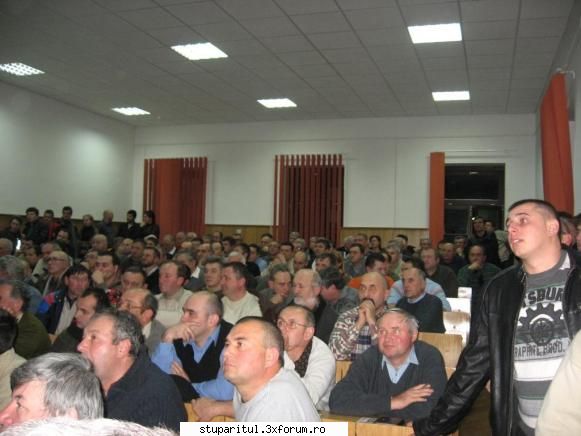 Conferinta la Cluj Napoca despre cresterea matcilor - In coltul din stanga jos, se vede - CRESTEREA MATCILOR
