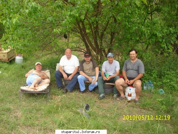 un grup de apicultori  la taifas binenteles ca se dau cit va arata cintarul asta seara !!!! de la