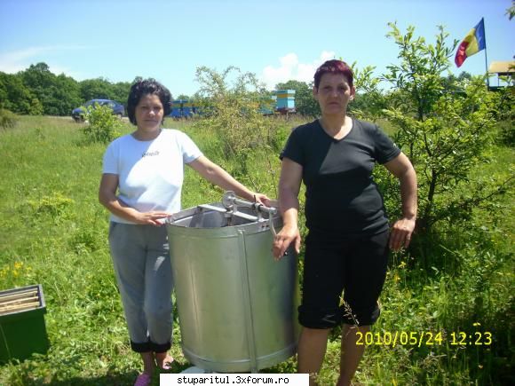 De la SUD la NORD-ul Olteniei - Echipa de munca intr-un moment de " - JURNAL DE APICULTOR - JURNALE PERSONALE