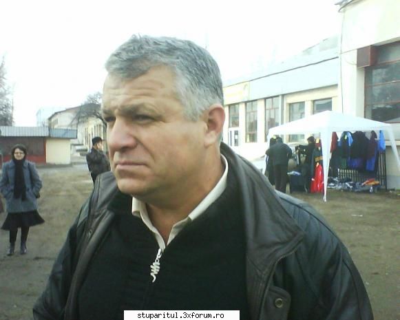 Despre extragerea si comercializarea VENINULUI de albine. - Adevarat,se descurca stuparu - PRODUSELE ALBINELOR