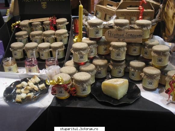 Expozitia de artizanat de la Milano - Alt stand cu miere prezentata pt clienti Plus - CALATORII SI INTALNIRI