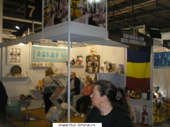 Expozitia de artizanat de la Milano - Aici chiar nu stiu ce anume reprezentau sau ce - CALATORII SI INTALNIRI