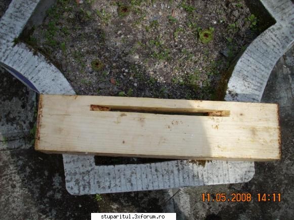 Hranitoare - de jos. pe acolo intra albinele - HRANIREA ARTIFICIALA
