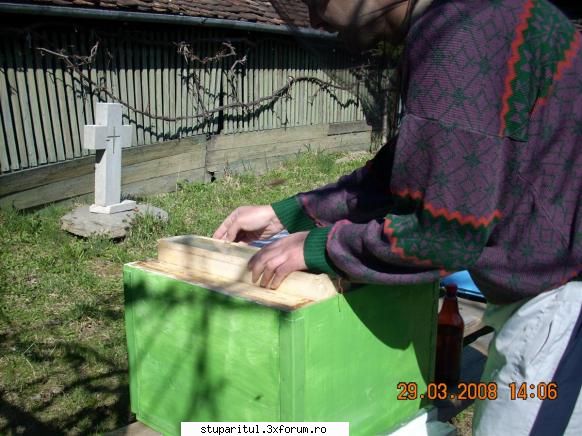Jurnalul nostru zilnic - am scos hranitoarele uluc si am pus - JURNAL DE APICULTOR - JURNALE PERSONALE
