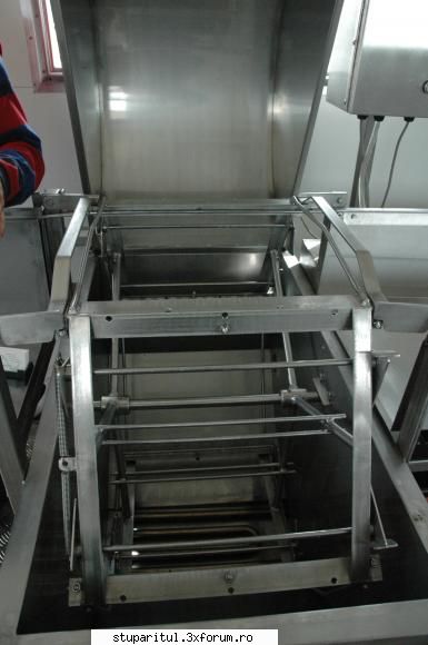 Laborator mobil - centrifuga cu ax orizontal si variator de - ECHIPAMENTE SI UTILAJE APICOLE