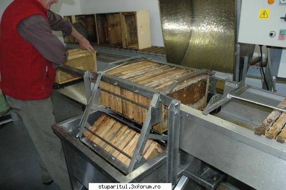 Laborator mobil - mai sus este masina de descapacit la lucru un nr - ECHIPAMENTE SI UTILAJE APICOLE