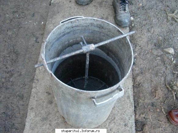 Oala pentru topit fagurii de ceara. - Sa nu uitati sa puneti si apa. Se lasa - ECHIPAMENTE SI UTILAJE APICOLE