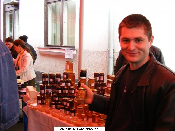 Poze targul Faget 2008 - AdyT prezinta mierea cu nuci_1 - POZE