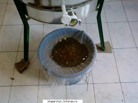 Pozele lui Bunka!! - O galeata de plastic si doua site fine din - POZE
