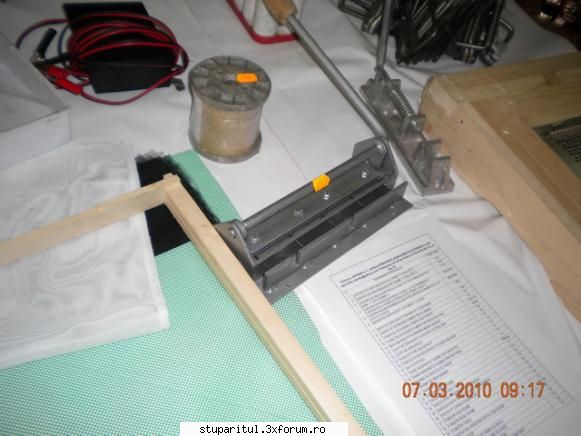 Targul Apicol IASI 2010 - perforator rame - CALENDAR APICOL - EVENIMENTE APICOLE