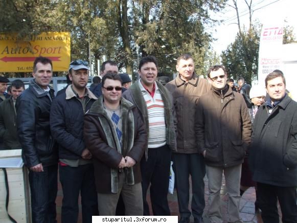 Targul Apicol IASI 2010 - Si un grup de forumisti. D-L din stanga - CALENDAR APICOL - EVENIMENTE APICOLE