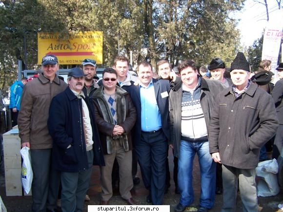 Targul Apicol IASI 2010 - cel cu ochelarii fumurii si care sta pe - CALENDAR APICOL - EVENIMENTE APICOLE