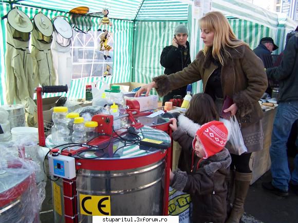 Targul Apicol Iasi 2011 - si cu mama lor(verisoara mea)-cand o sa se - CALENDAR APICOL - EVENIMENTE APICOLE