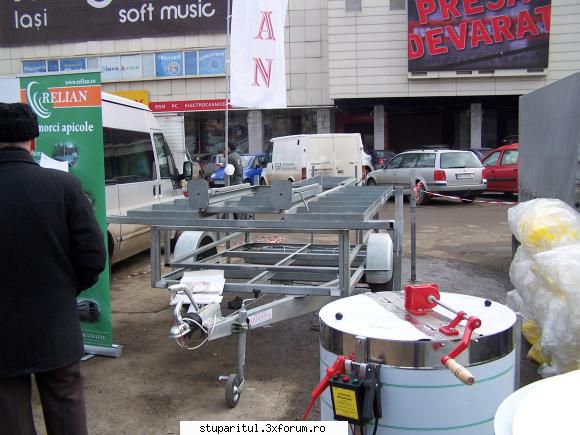 Targul Apicol Iasi 2011 - remorci apicole - CALENDAR APICOL - EVENIMENTE APICOLE