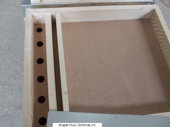 Utilaje tamplarie lemn - inca una.Cele 2 scandurele nu au aceasi inaltime - ECHIPAMENTE SI UTILAJE APICOLE