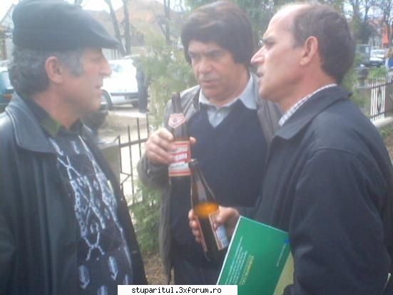 Vatra Cobadin ...Dobrogea... - Discutie la o bere intre Zicu'(in stanga, un - POZE