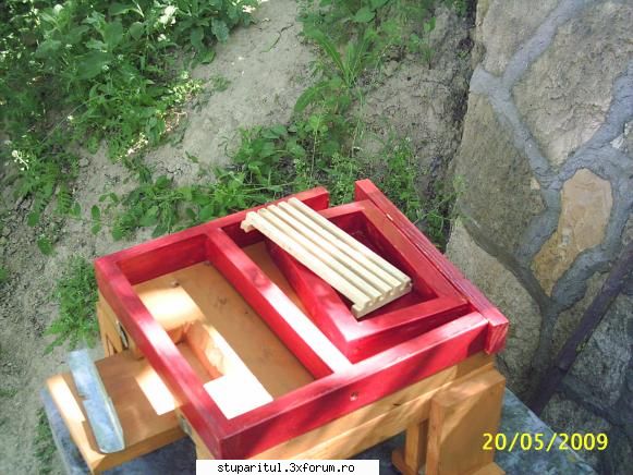 Warre cu leat fara rama - Asa am construit un hranitor de primavara.Peste - INTRETINEREA ALBINELOR