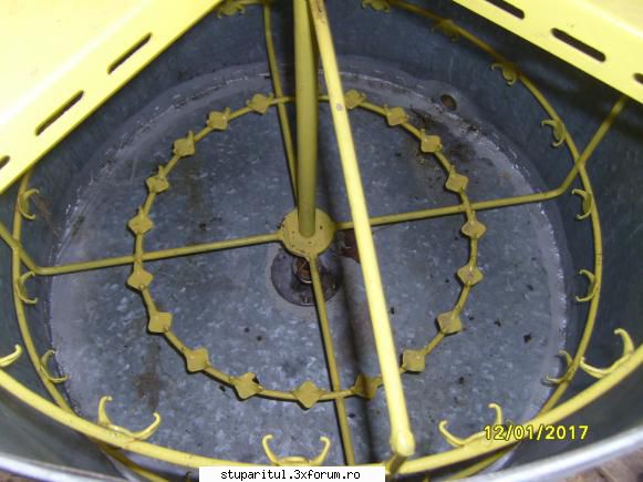 centrifuga radiala pe 7 sau 8 rame!!! - de la ax la speteaza inferioara sa - ECHIPAMENTE SI UTILAJE APICOLE