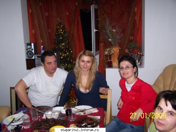 ciocansebi - si sotia, la noi acasa, e cea cu bluzitza rosie - PAGINI PERSONALE ! CINE SUNT EU ?