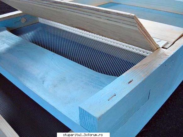 colector de polen ptr fundul stupului - si cealalta pozitie - PLANURI....PLANURI....PLANURI.....
