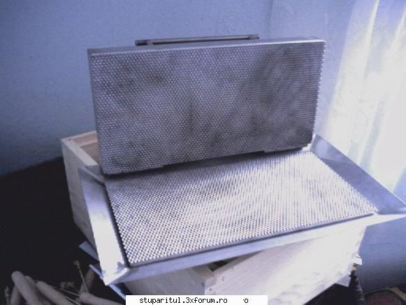despre fagurii de plastic - ghituica - ECHIPAMENTE SI UTILAJE APICOLE
