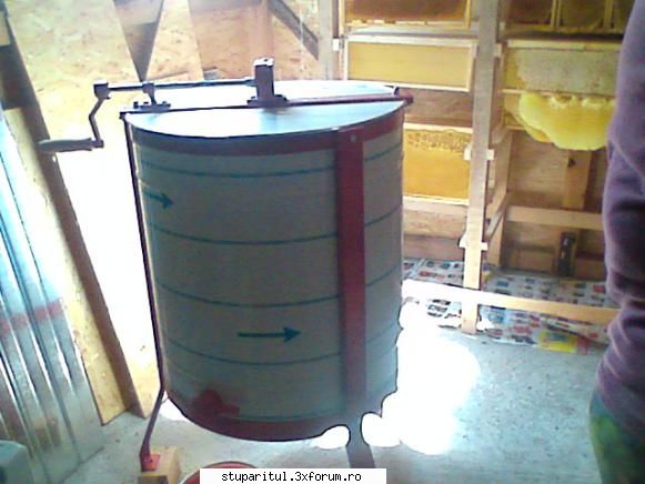 pastrarea ramelor cu miere - şi centrifuga - INTRETINEREA ALBINELOR
