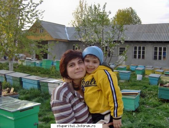 poze - Familia mea si o parte din stupina - PROBLEME IN FOLOSIREA FORUMULUI
