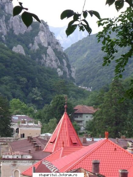 pozele lu proapis13 - Vedere asupra statziunii in fundal Hotelul Roman - POZE