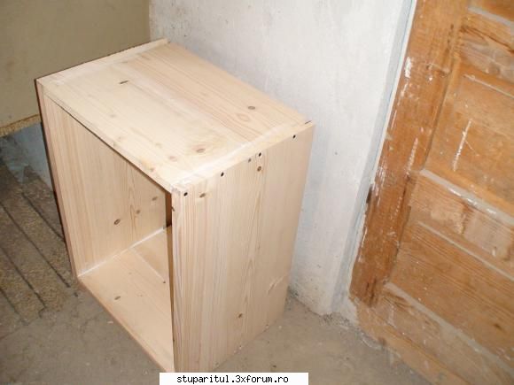 stupii mei cei noi - prima cutie asteapta sa ii fie pus fundul - ECHIPAMENTE SI UTILAJE APICOLE