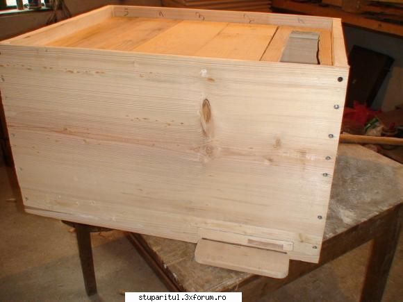 stupii mei cei noi - in sfirsit mare bucurie prima cutie productie - ECHIPAMENTE SI UTILAJE APICOLE
