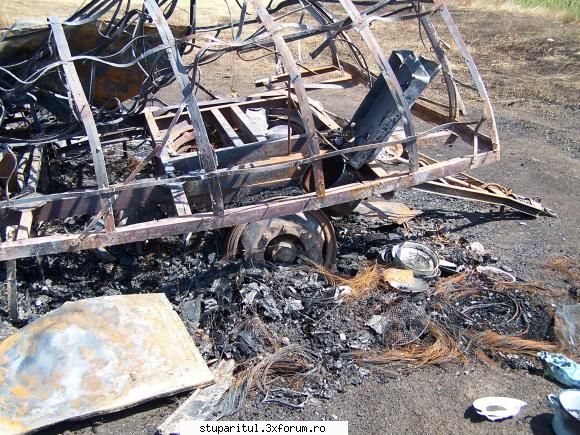 stupina incendiata - aici se vede aragazul si cateva oale care au - POZE