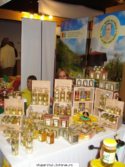 targ Apimondia 2009 - o doamna f simatica de pe langa Hunedoara f - CALENDAR APICOL - EVENIMENTE APICOLE