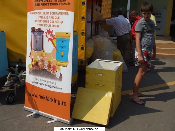 targul de miere bucuresti - stupul de poliuretan si feciorul meu care nu a - POZE
