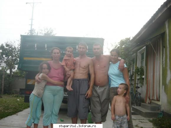 doua familii fericite si iubitoare de cel ce se afla in spatele camerei foto) :hi: victor scarlat